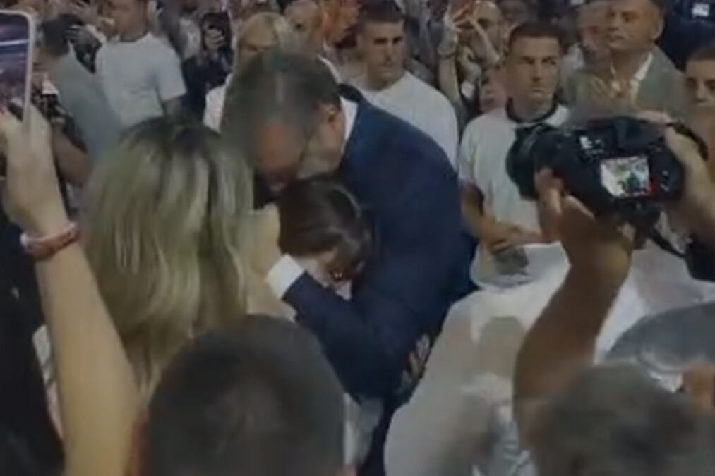 Vučić tokom skupa u Beogradskoj areni zagrlio i poljubio ćerku Milicu