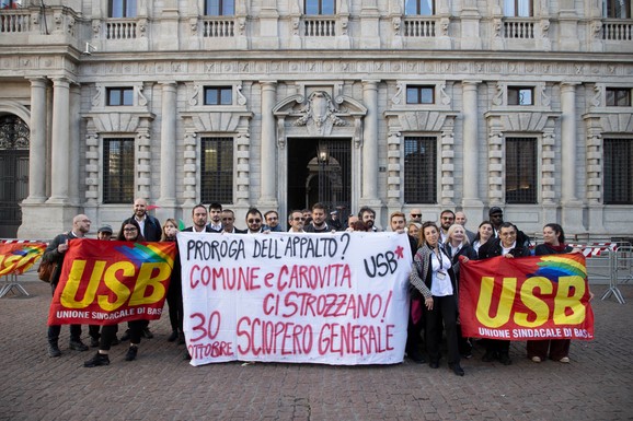 Sindikat USB ostavio izmet ispred sedišta regulatora za energetiku u Milanu